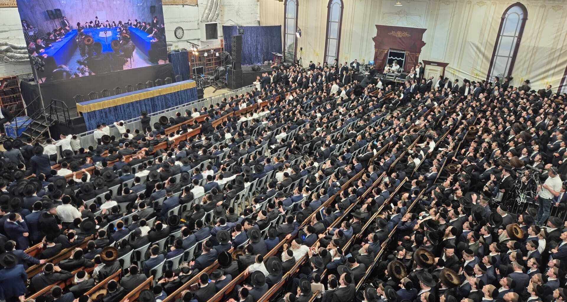 Flouting wartime restrictions, over 1,000 men gather for address by top Haredi rabbi