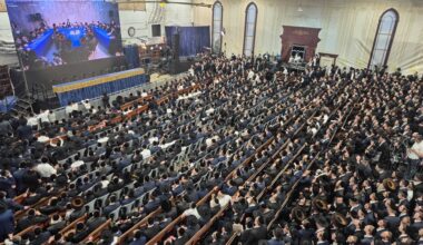 Flouting wartime restrictions, over 1,000 men gather for address by top Haredi rabbi