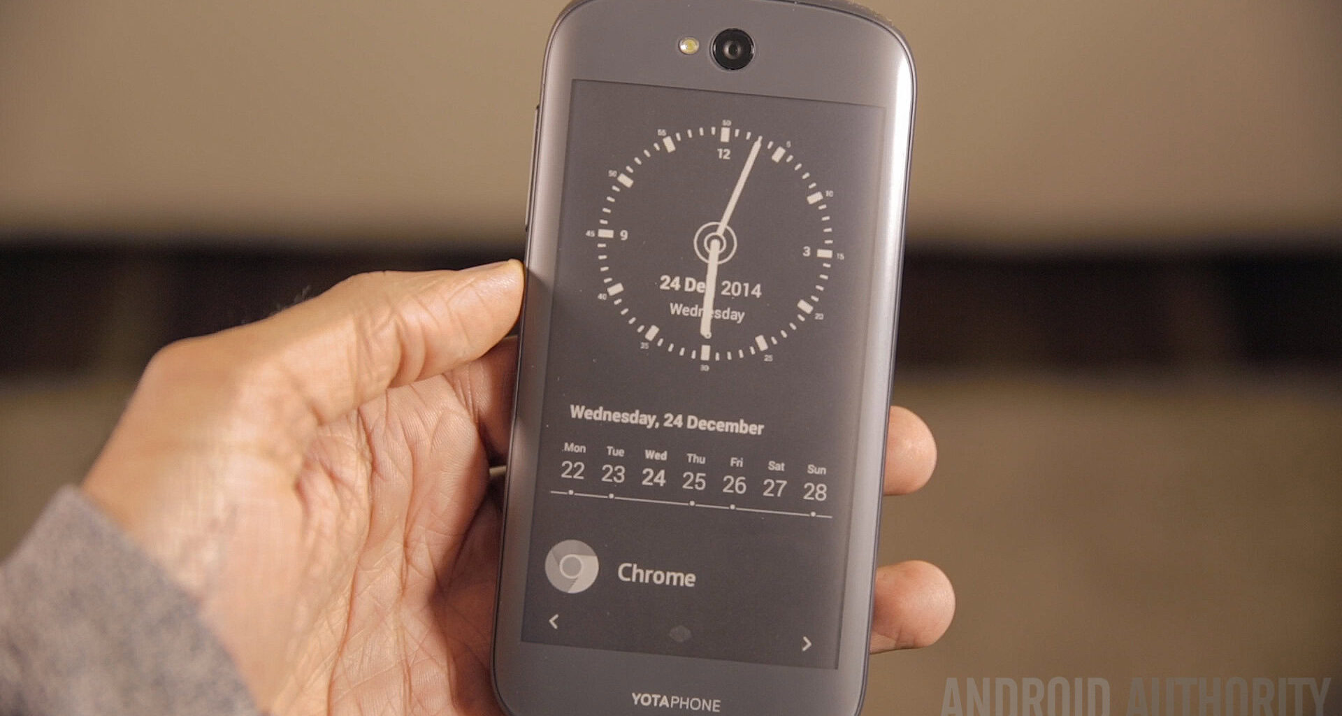 Color E-Ink screen or normal display? This dual-screen phone offers both.