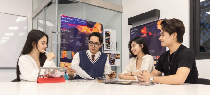 Students join a discussion. Photo courtesy of BUV
