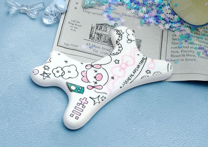 ILLIT’s upcoming EP “MAMIHLAPINATAPAI” (Gua Sha Ceramic Objet version) / Courtesy of Belift Lab 