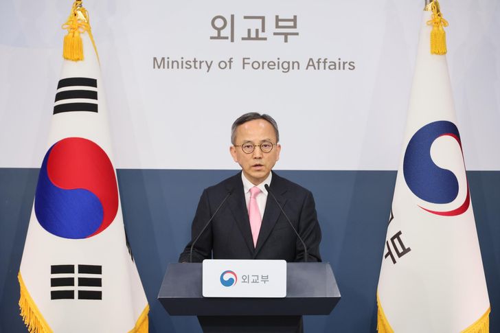 Foreign ministry spokesman Park Il speaks during a regular press briefing at the ministry building in Seoul, April 7. Yonhap