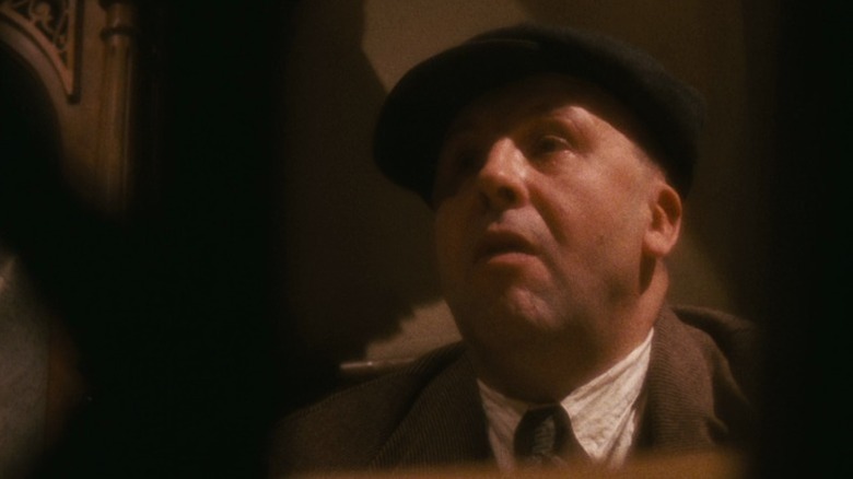 Franz Biberkopf sitting at a table and gazing ahead on Berlin Alexanderplatz S1E2