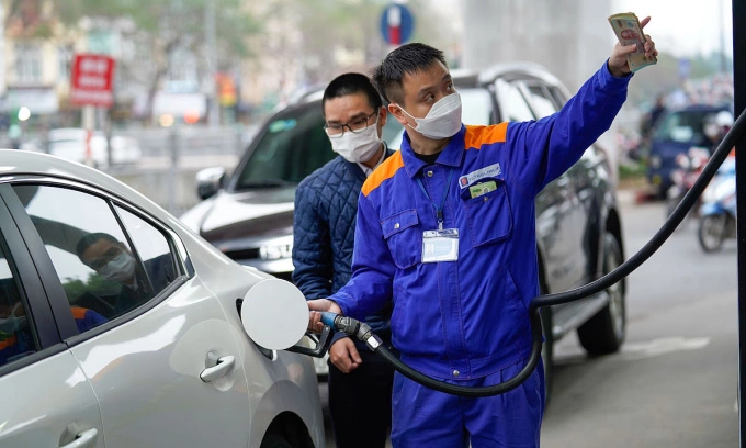 Gasoline prices drop - VnExpress International