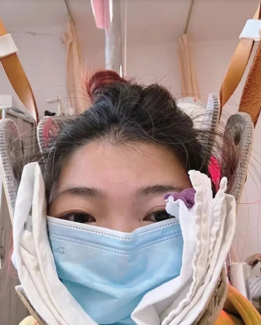 A woman in a surgical mask performs the controversial “therapy”. Photo: Weibo