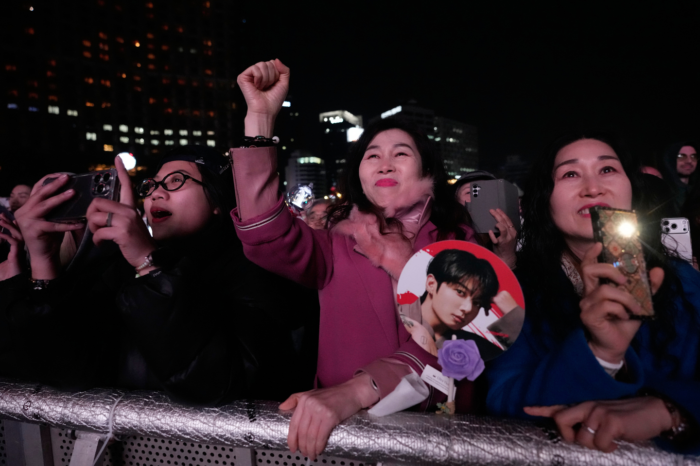 Fans cheer during the "BTS the Comeback Live: Arirang" performance held at Gwanghwamun Square in central Seoul on March 21. [AP/YONHAP]