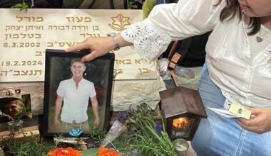 A photo of a gravesite.