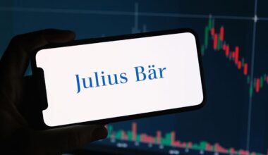 Julius Baer finance chief to step down