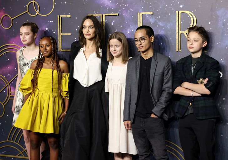 Actor Angelina Jolie, third from left, poses with her children, from left, Shiloh, Zahara, Vivienne, Maddox and Knox, at a screening of the film 'Eternals' in London, Oct. 27, 2021. Reuters-Yonhap
