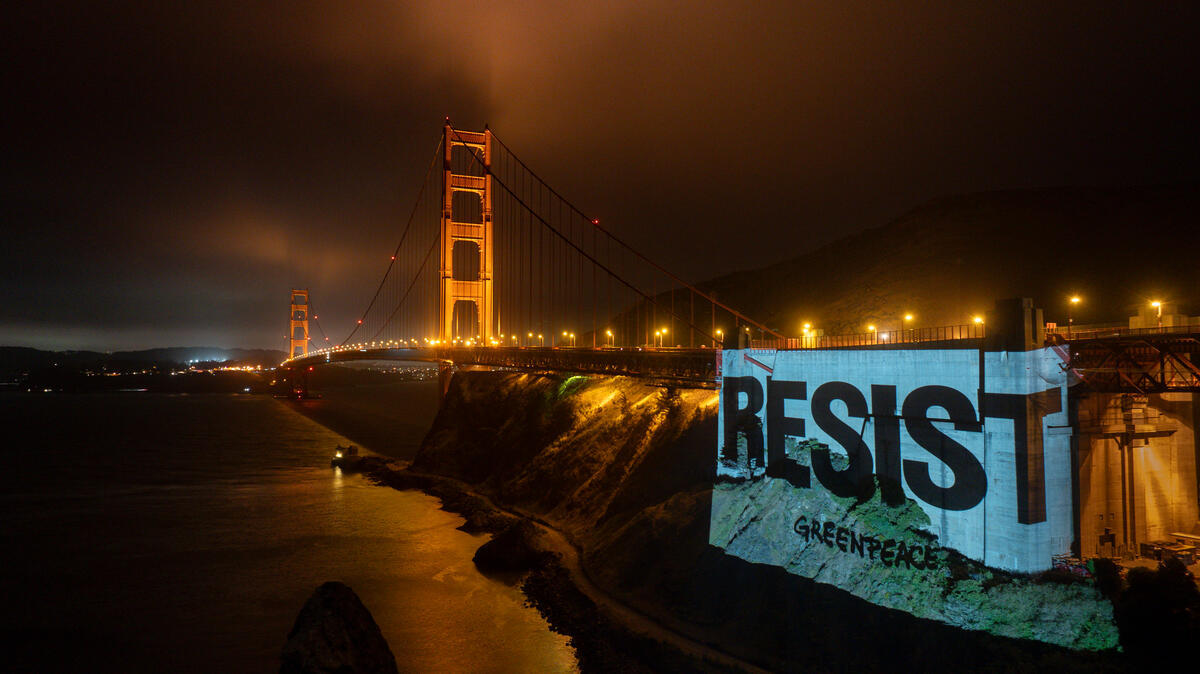 100 Days Projection Message at Golden Gate Bridge, California. © Paul Kuroda / Greenpeace