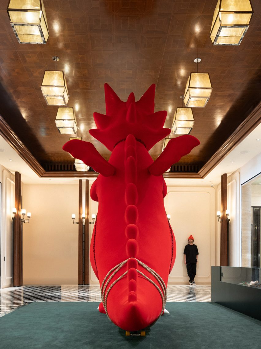 Back of red dragon rope around tail