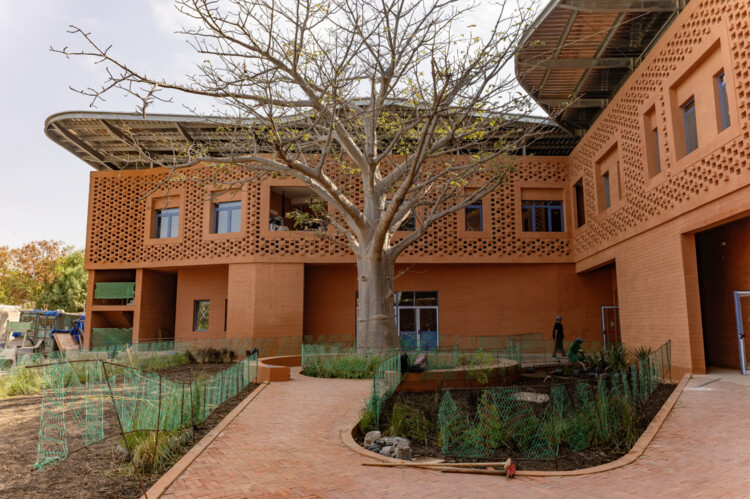 Kéré Architecture’s Goethe-Institut in Senegal Opens as a Landmark for Cultural Exchange in West Africa - Image 1 of 7