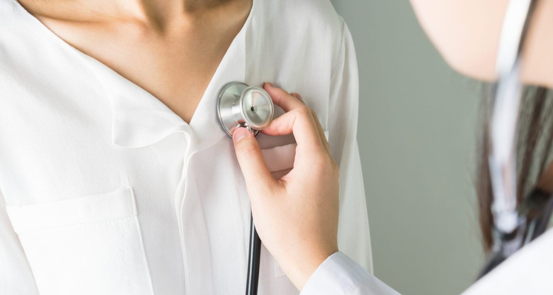 Doctor is using a stethoscope for patients patient examination. To hear the heart rate, For patients with heart disease.
