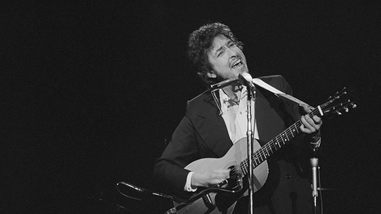 Bob Dylan performs in 1975