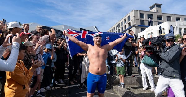 Jono Ridler completes 1367km North Island swim