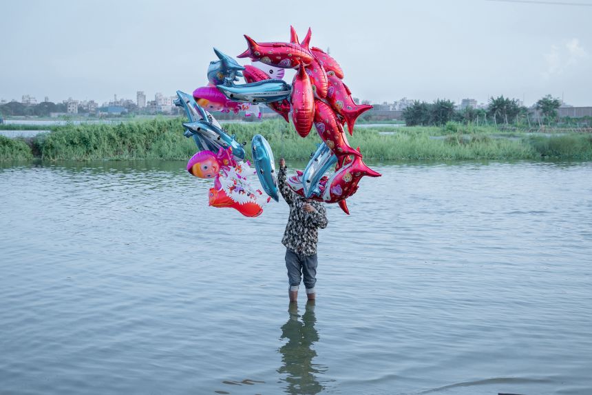 Jubair Ahmed Arnob won the Student Photographer of the Year award for this photo of a balloon seller in Dhaka, Bangladesh.