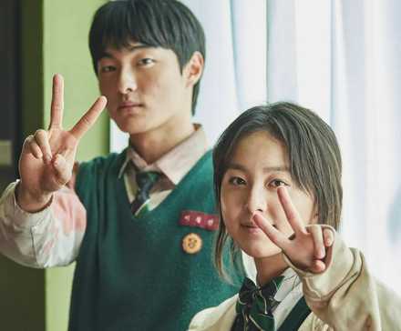 Lee and Nam holding up peace signs in All Of Us Are Dead season 2