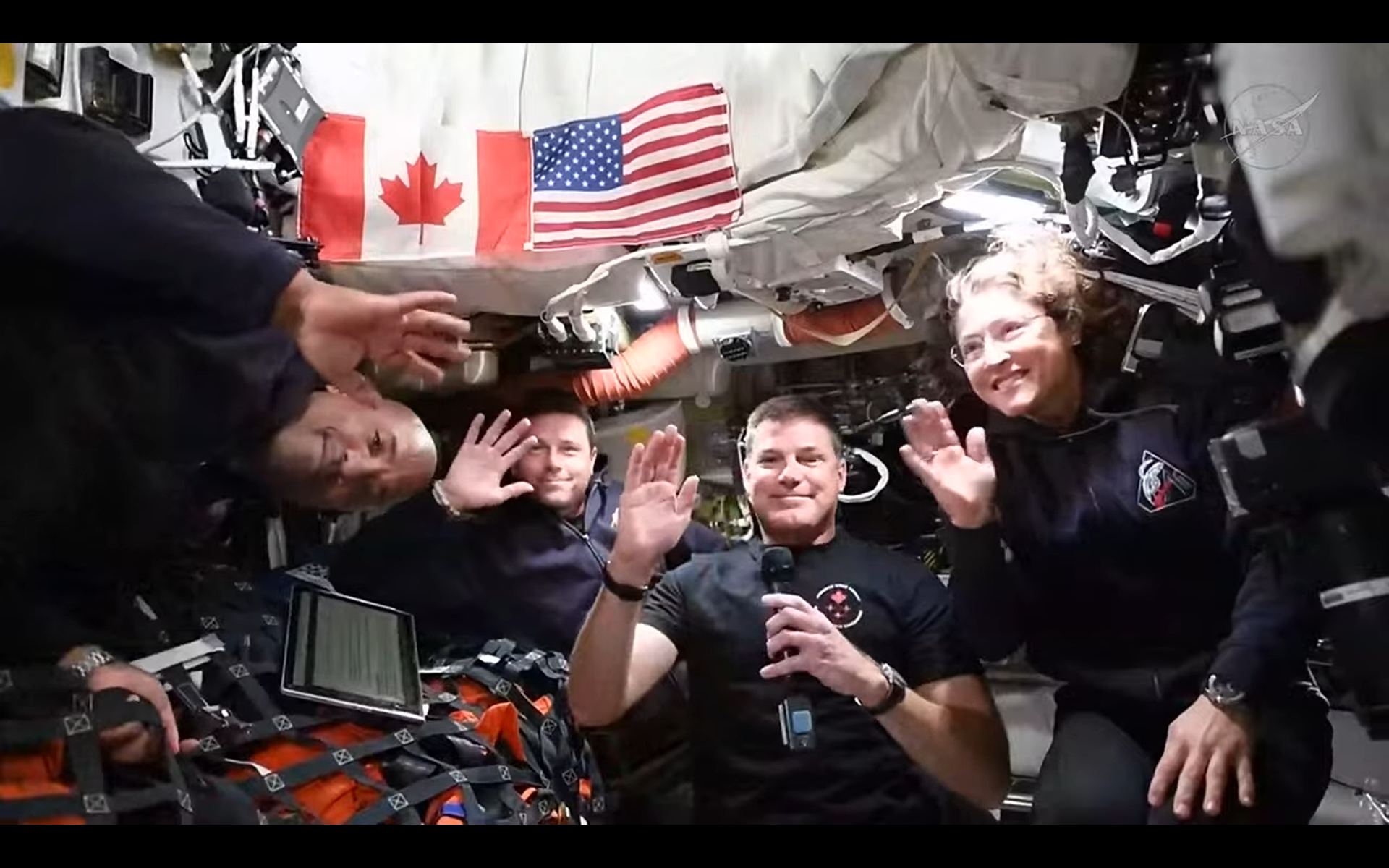 Artemis 2 astronuats wave after CSA media event on april 5 2026