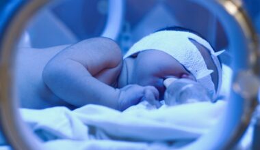 Sunlight exposure via windows risks infant dehydration and skin damage