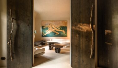 Oksana Dolgopyatova completes gallery-like lawyer's office in Kyiv