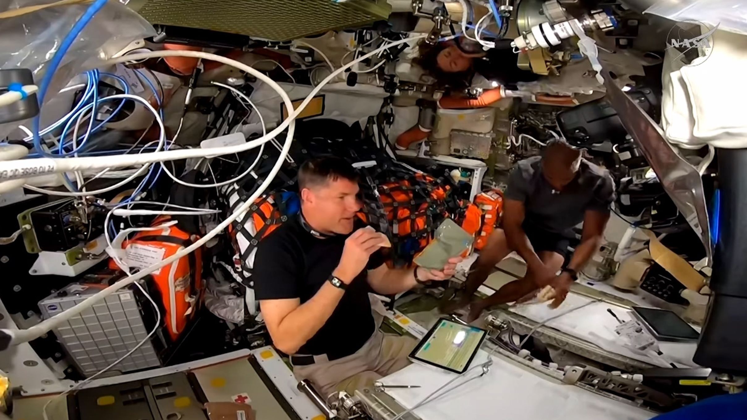 orion_crew_shower.jpg