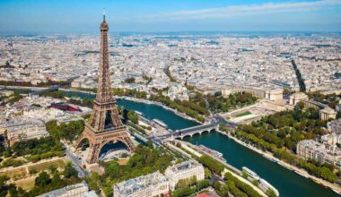 Around 230 authors quit French publisher in protest of boss