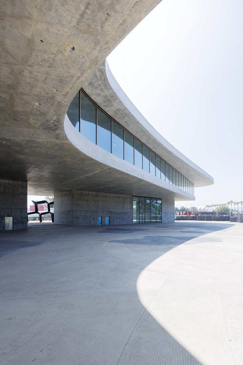 peter zumthor's david geffen galleries open at LACMA as a sweeping glass-and-concrete arc - 4