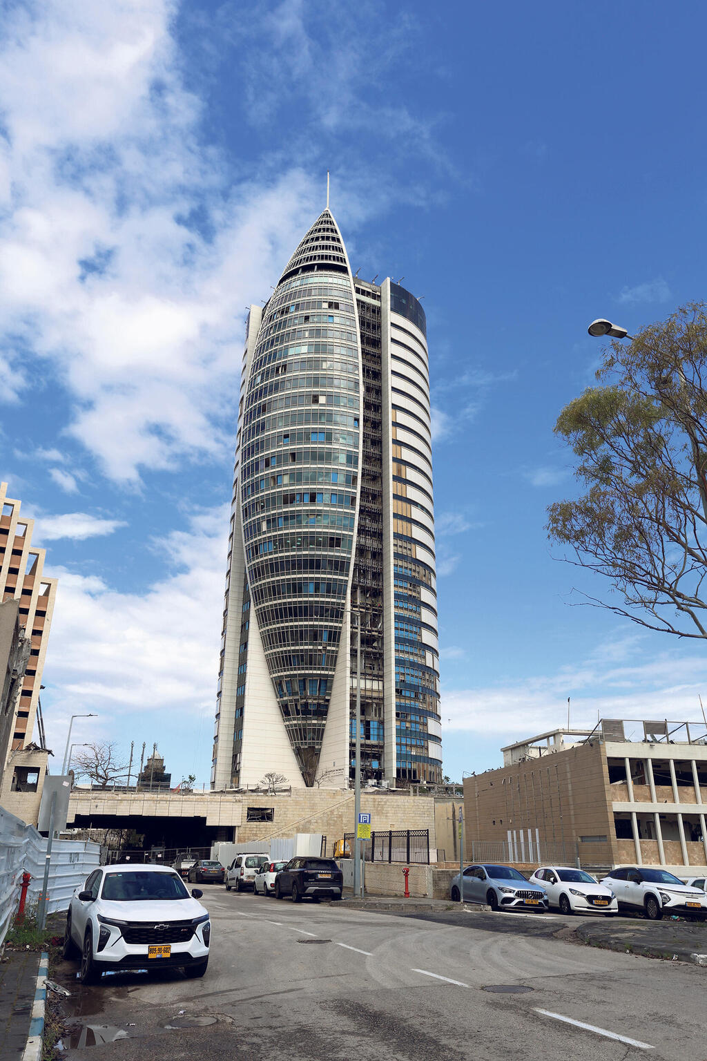 מוסף נדל"ן 2026 מגדל המפרש מגדל הטיל בניין קריית הממשלה חיפה