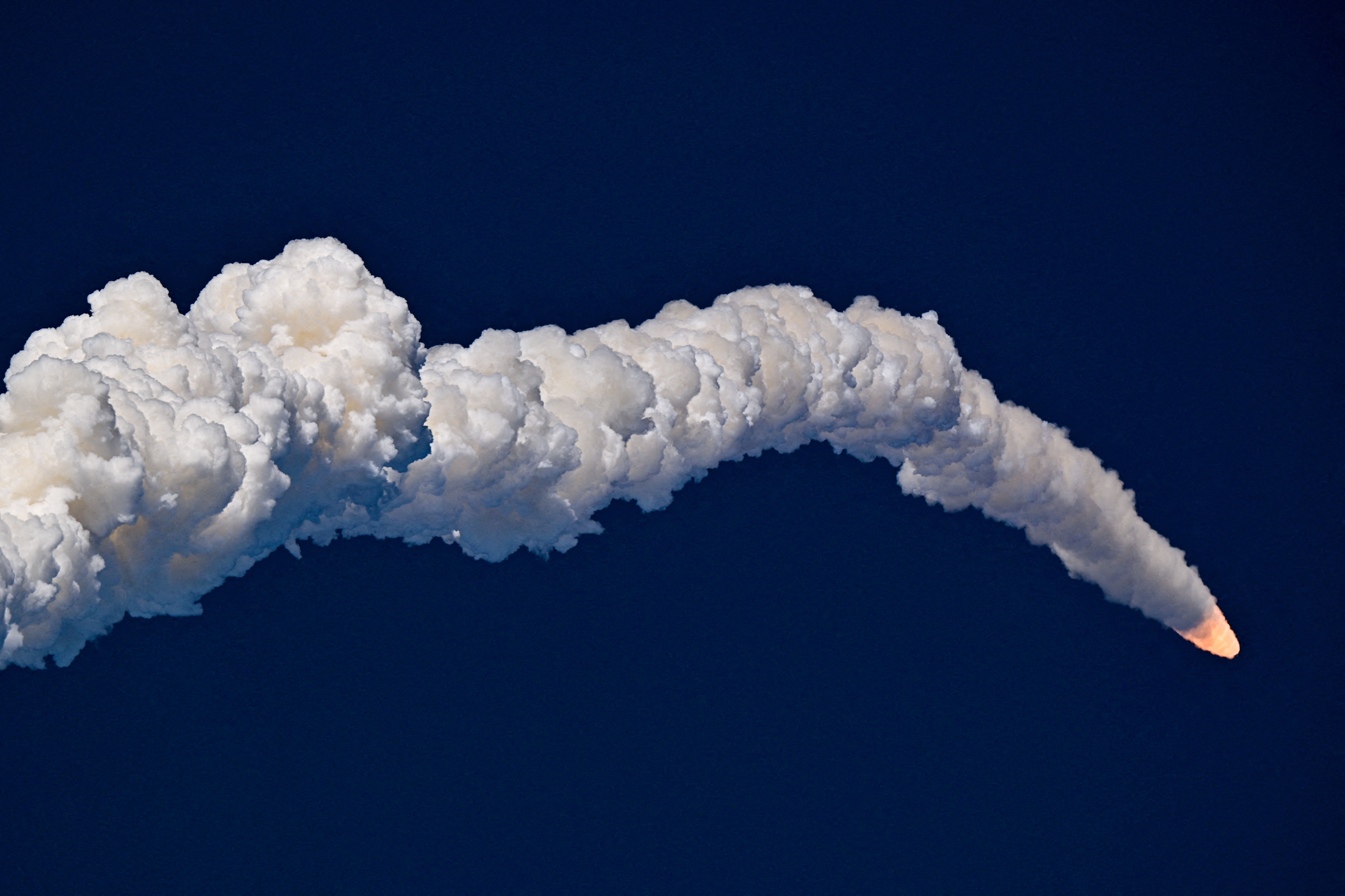 Rastro de humo en el cielo tras el lanzamiento de Artemis II 