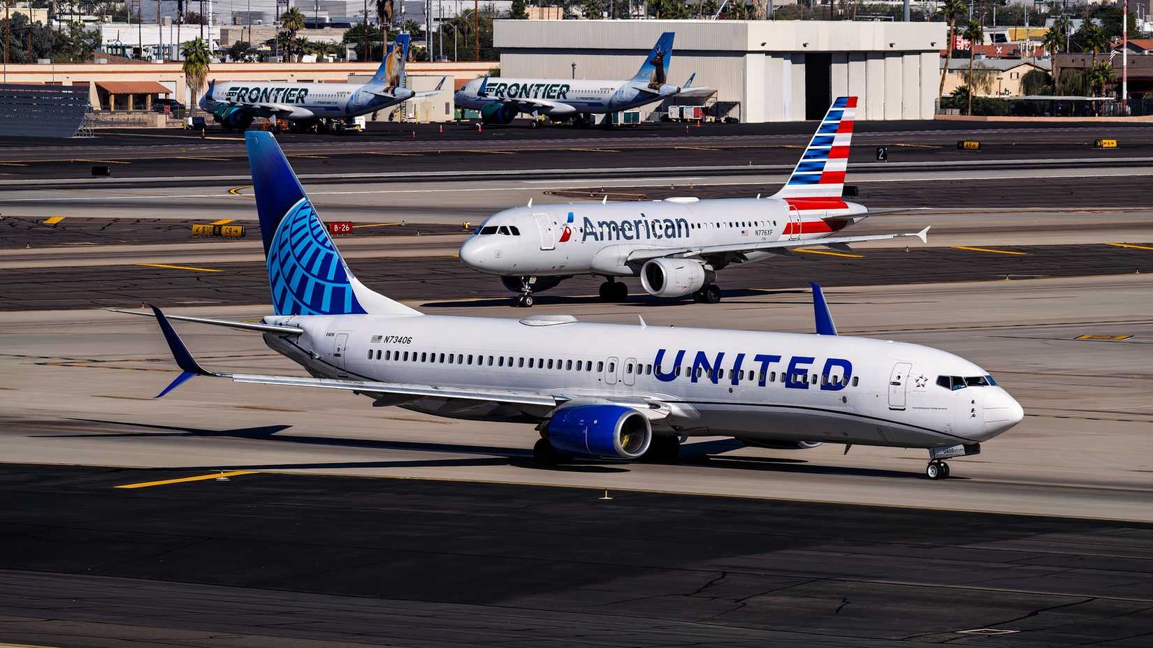 United Airlines Boeing 737-824 & American Airlines Airbus A319-112 at Phoenix Sky Harbor International Airport
