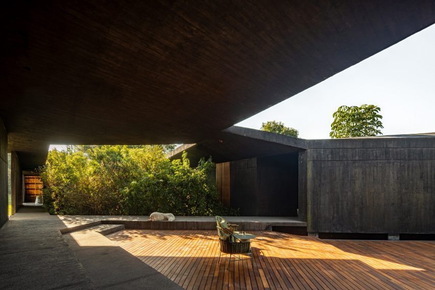 Patio space within Mexican home by Taller Alberto Calleja