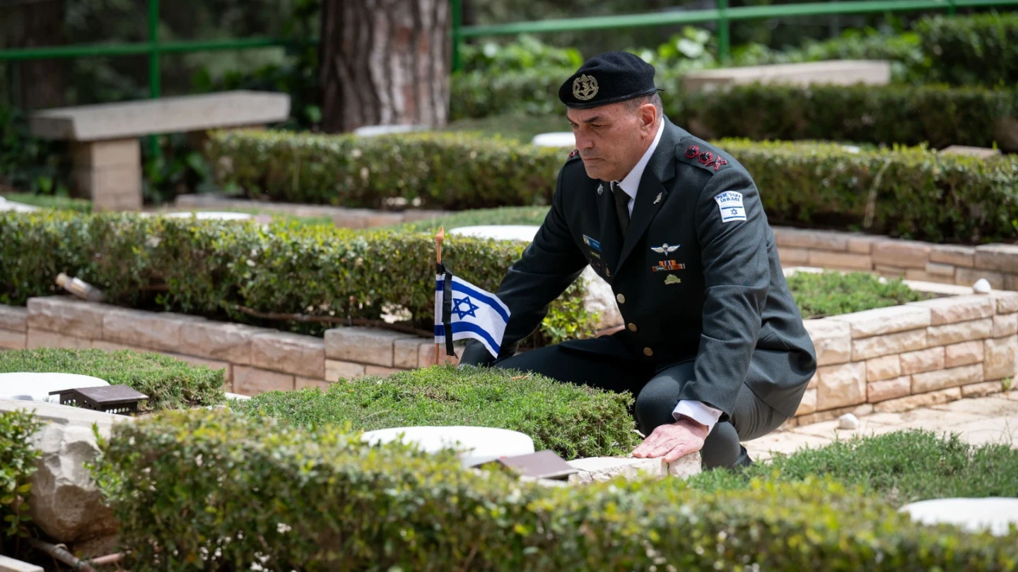 Israeli flags placed on fallen soldiers' graves ahead of Memorial Day - JNS.org