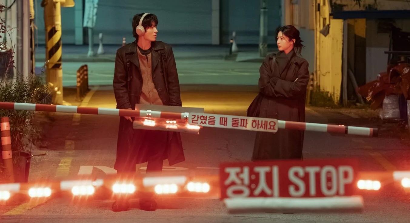 Koo Kyo-hwan, left, and Go Youn-jung are seen in a scene from JTBC drama