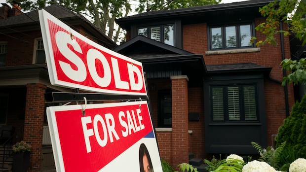 Canadians increasingly struggle to keep up with mortgage payments, report says