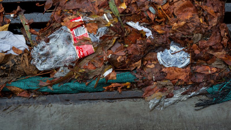 Queensland single-use plastics: Environmental campaigners warn state is falling behind on waste reduction targets