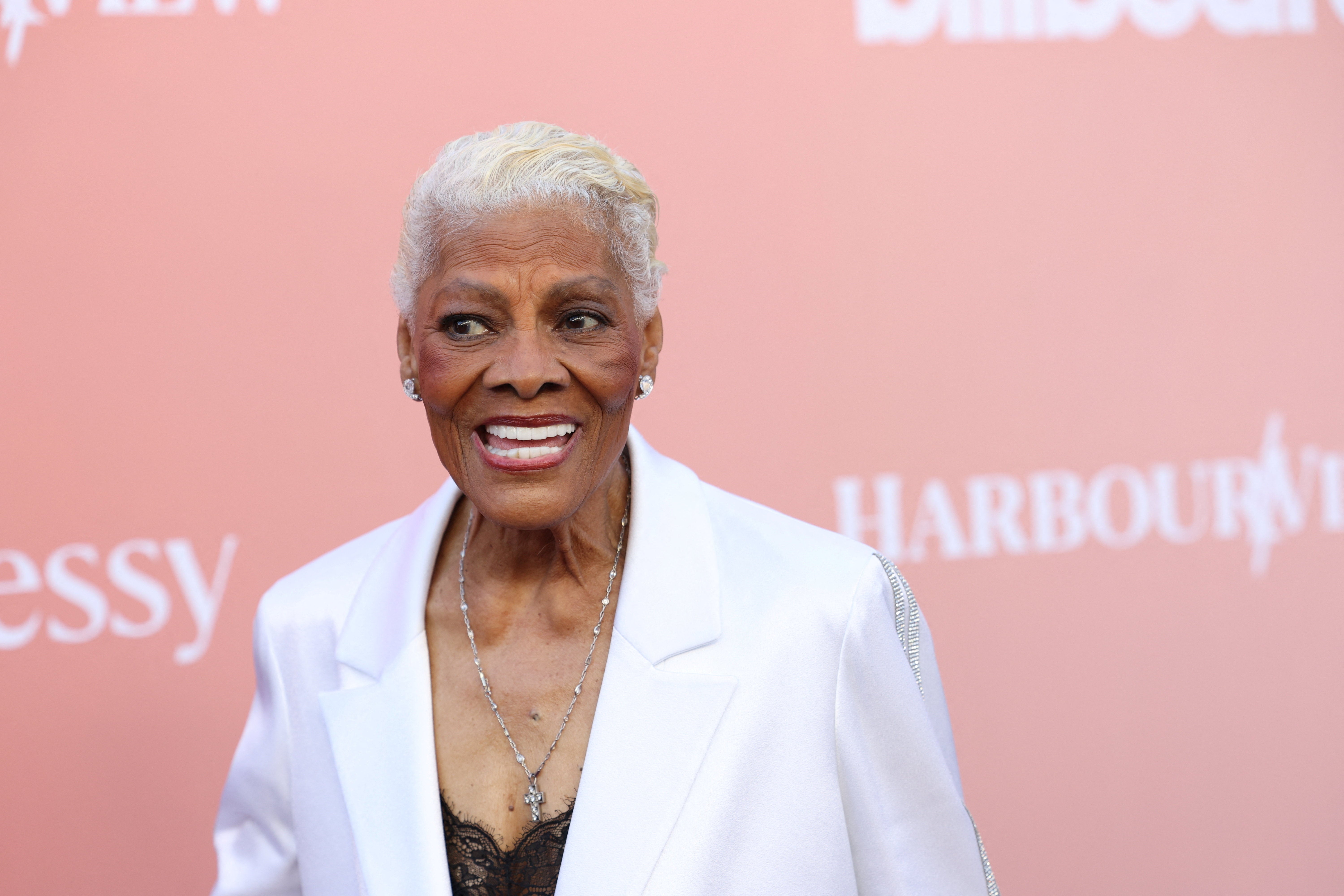 Lisa Kudrow revealed that a fan mistook her for Dionne Warwick