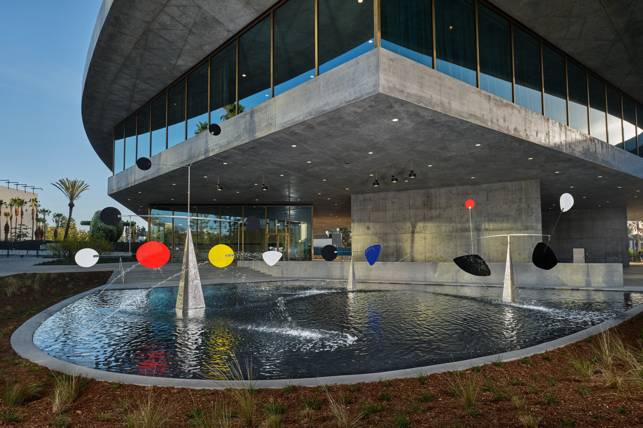 Alexander Calder, Three Quintains (Hello Girls), 1964, Los Angeles County Museum of Art, Art Museum Council Fund, © Calder Foundation, New York/Artists Rights Society (ARS), New York, photo © Fredrik Nilsen Studio