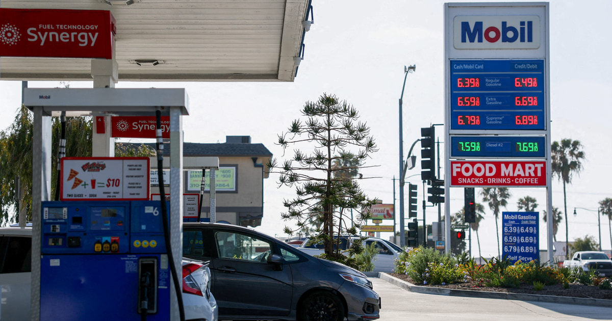 Gas prices jump to $4.39 per gallon as Iran war drags on