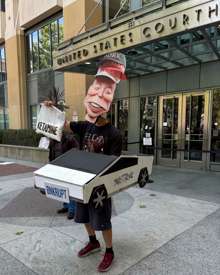 Keith protests outside of the courthouse.