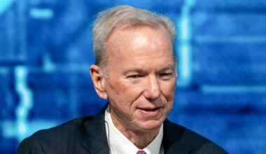 Former Google CEO Eric Schmidt booed during graduation speech about AI
