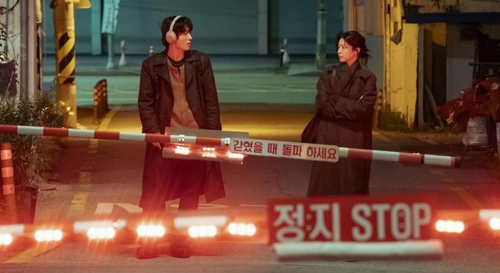 Koo Kyo-hwan, left, and Go Youn-jung are seen in a scene from JTBC drama 'We Are All Trying Here.' Courtesy of JTBC