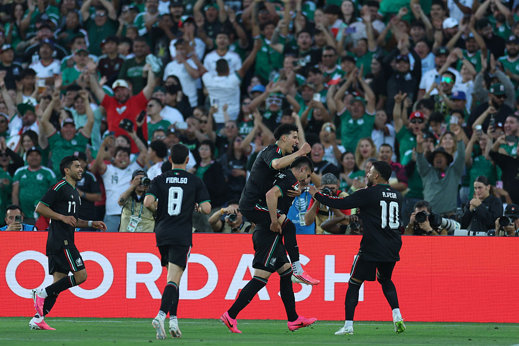 🔴LIVE: Mexico lead at half-time with a Vázquez goal