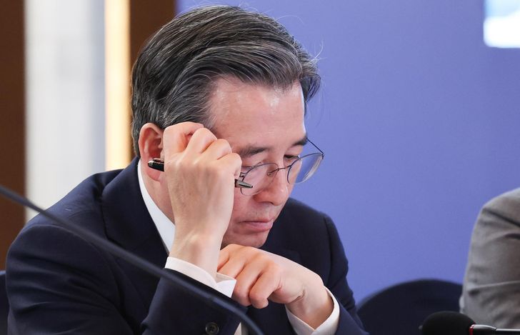 Kim Yong-beom, presidential chief of staff for policy, attends a meeting on visions for the shipbuilding industry chaired by President Lee Jae Myung at a hotel in Ulsan, May 13. Yonhap