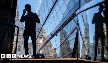 UK long-term borrowing costs reach 28-year high - BBC