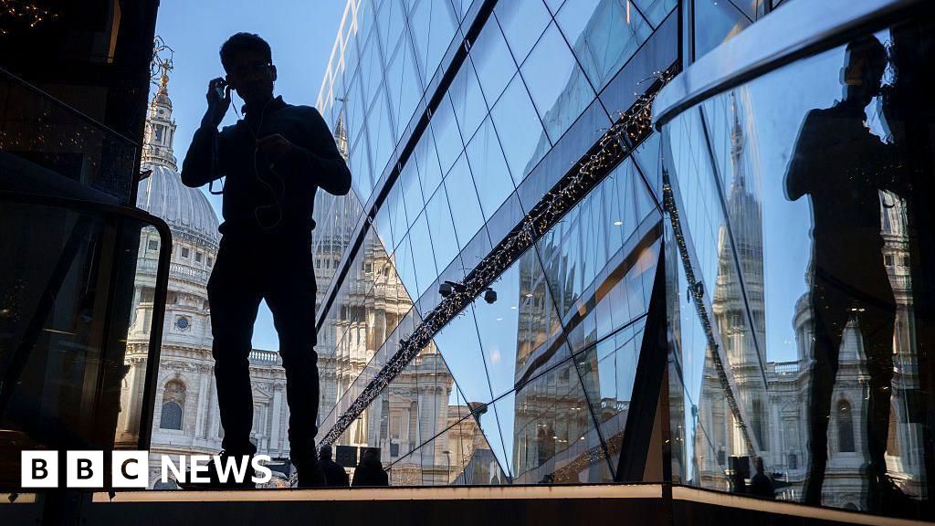 UK long-term borrowing costs reach 28-year high - BBC