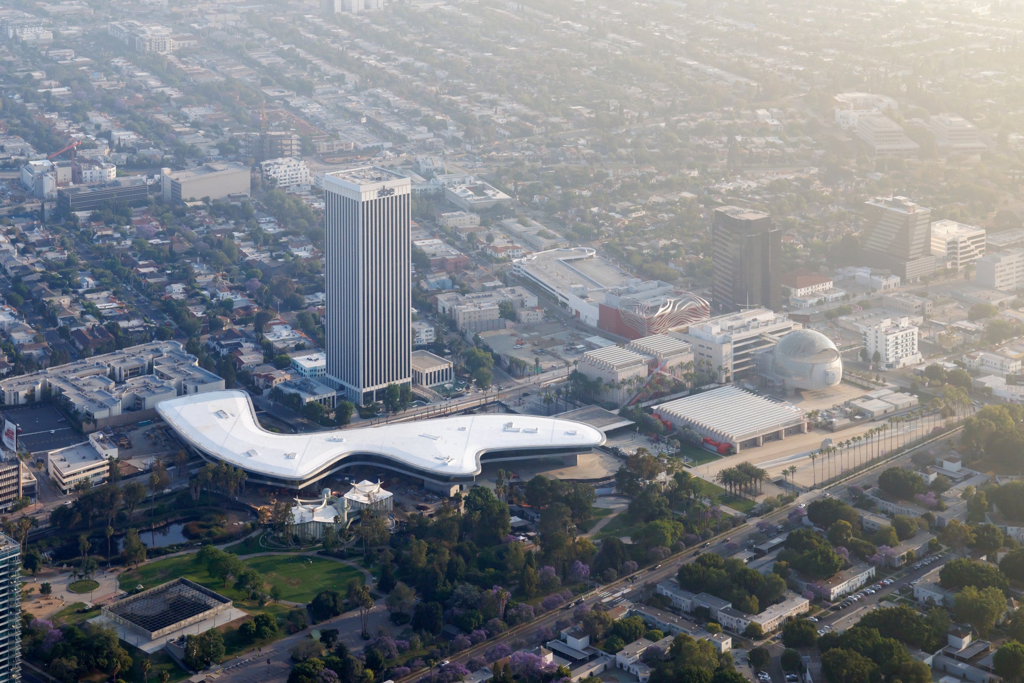 Aerial view of LACMA buildings, including David Geffen Galleries in context of Miracle Mile, photo © Iwan Baan