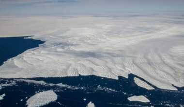 A giOverhead view of a giant glacier on the Antarctic ice shelf