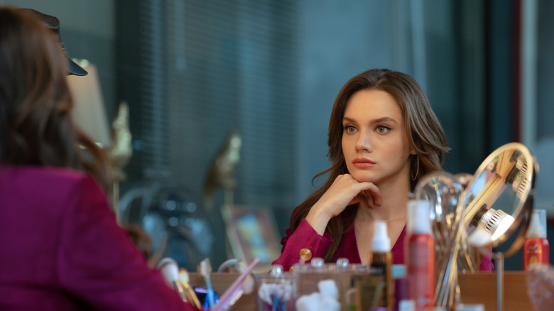 Miray Daner as Asli sitting in front of mirror in As the Crow Flies