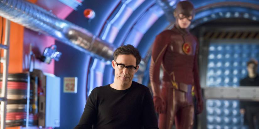 Barry stands behind Harrison Wells/Thawne in The Flash episode Flash Back