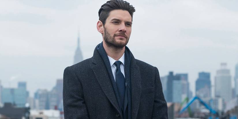 Ben Barnes as Billy Russo standing in front of the New York Skyline in The Punisher.